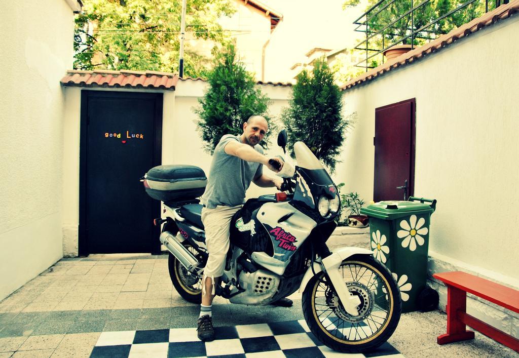 10 Coins Hostel & Tours Sofya Dış mekan fotoğraf